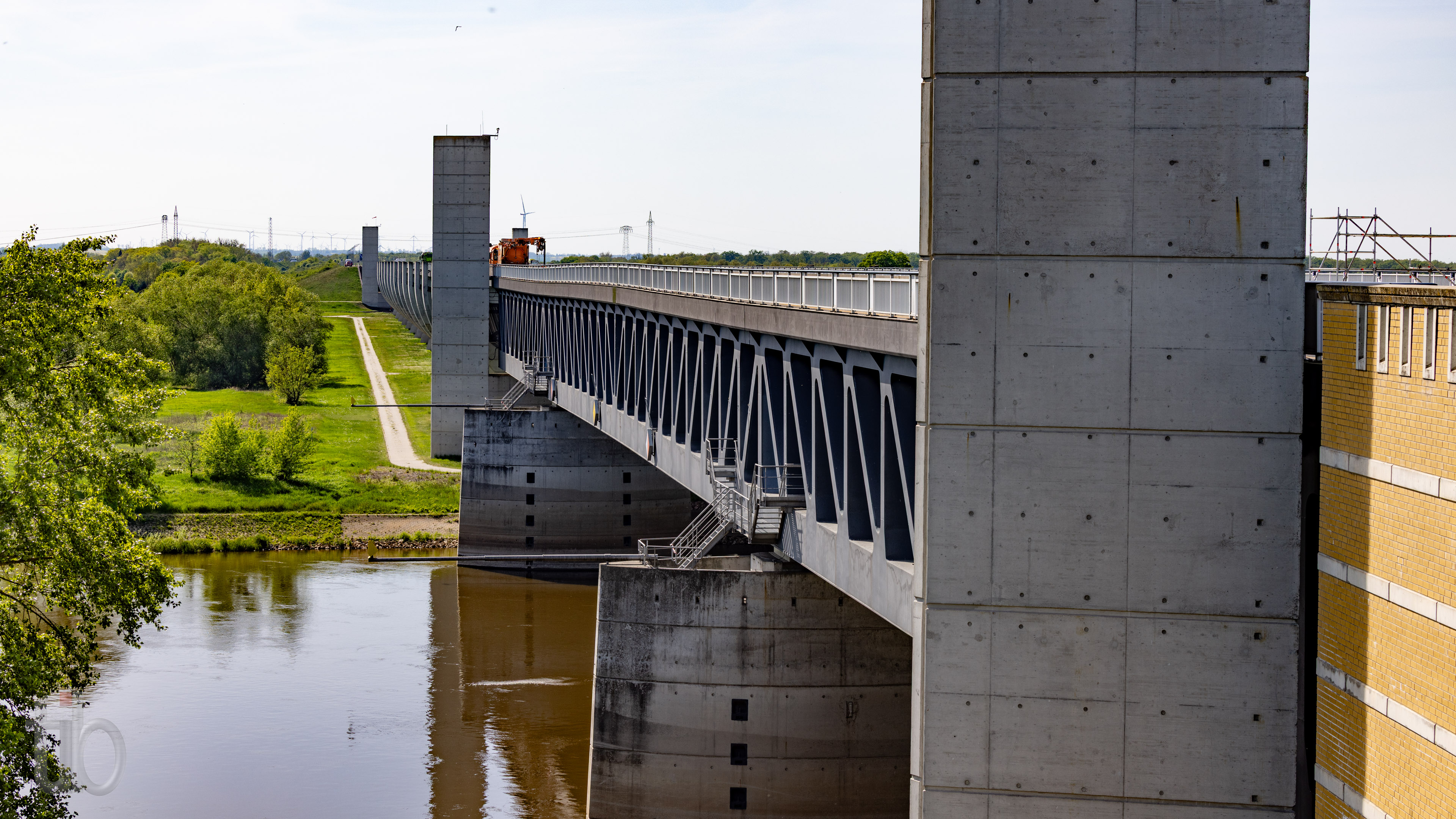 Trogbrücke ca. 30cm überhöht, weil leer