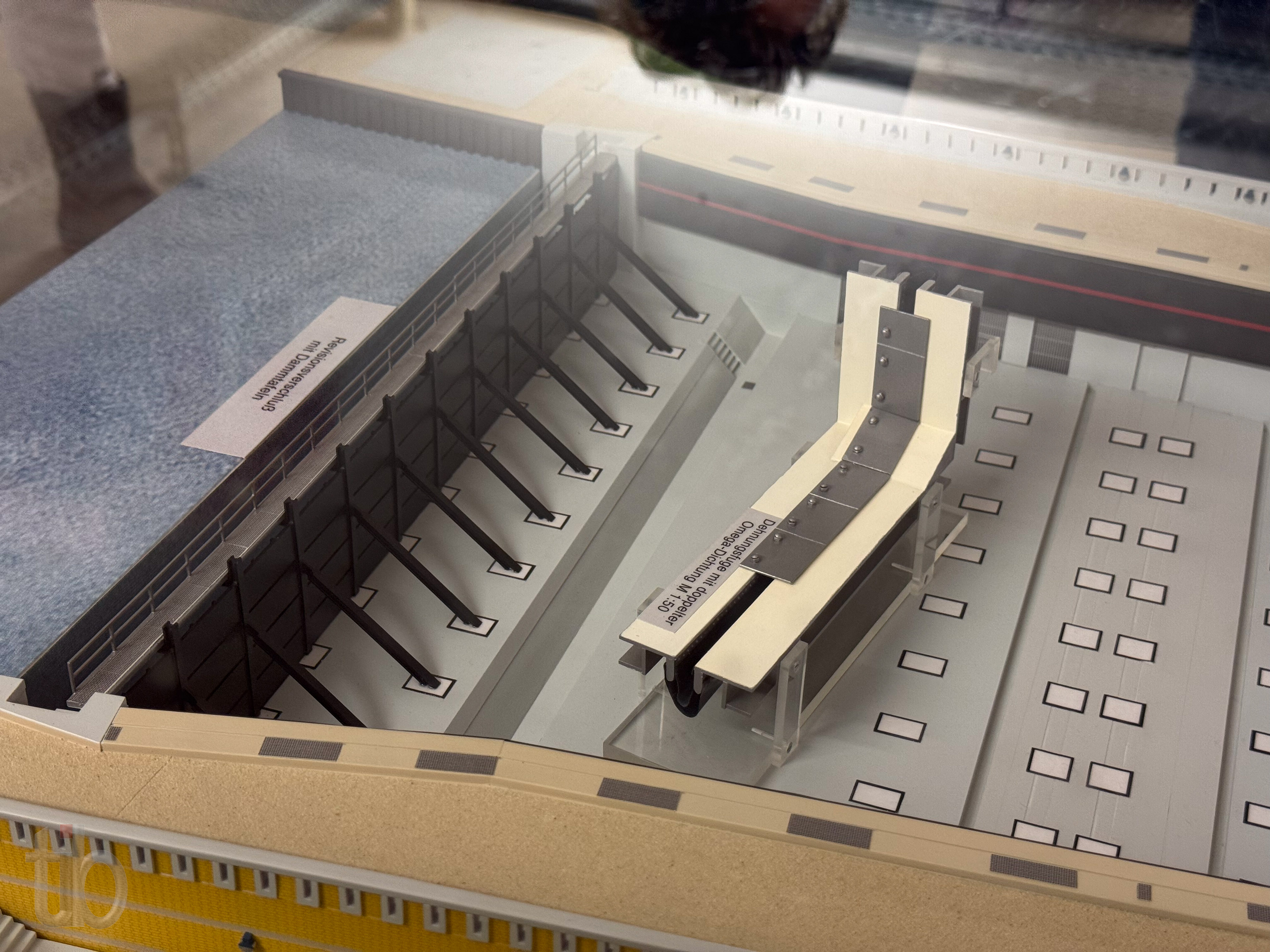 Revisionsverschluss mit Dammtafeln