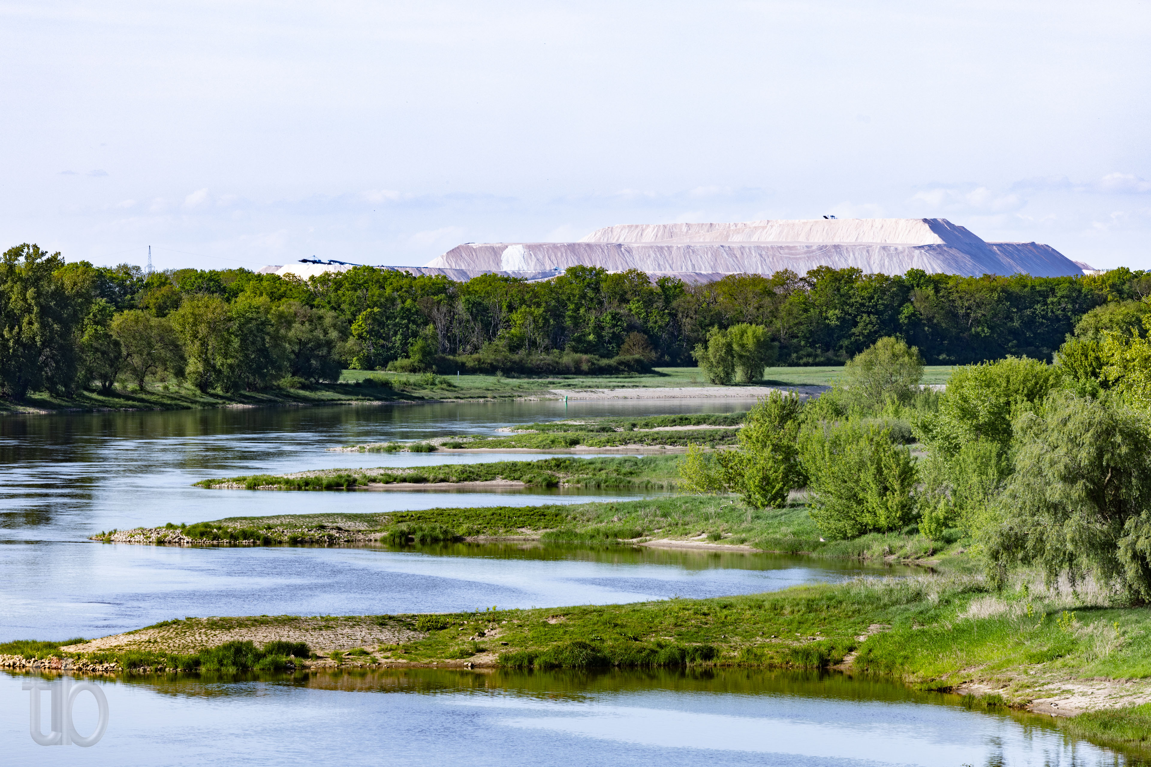 Elbe mit Buhnen und Kalimandscharo