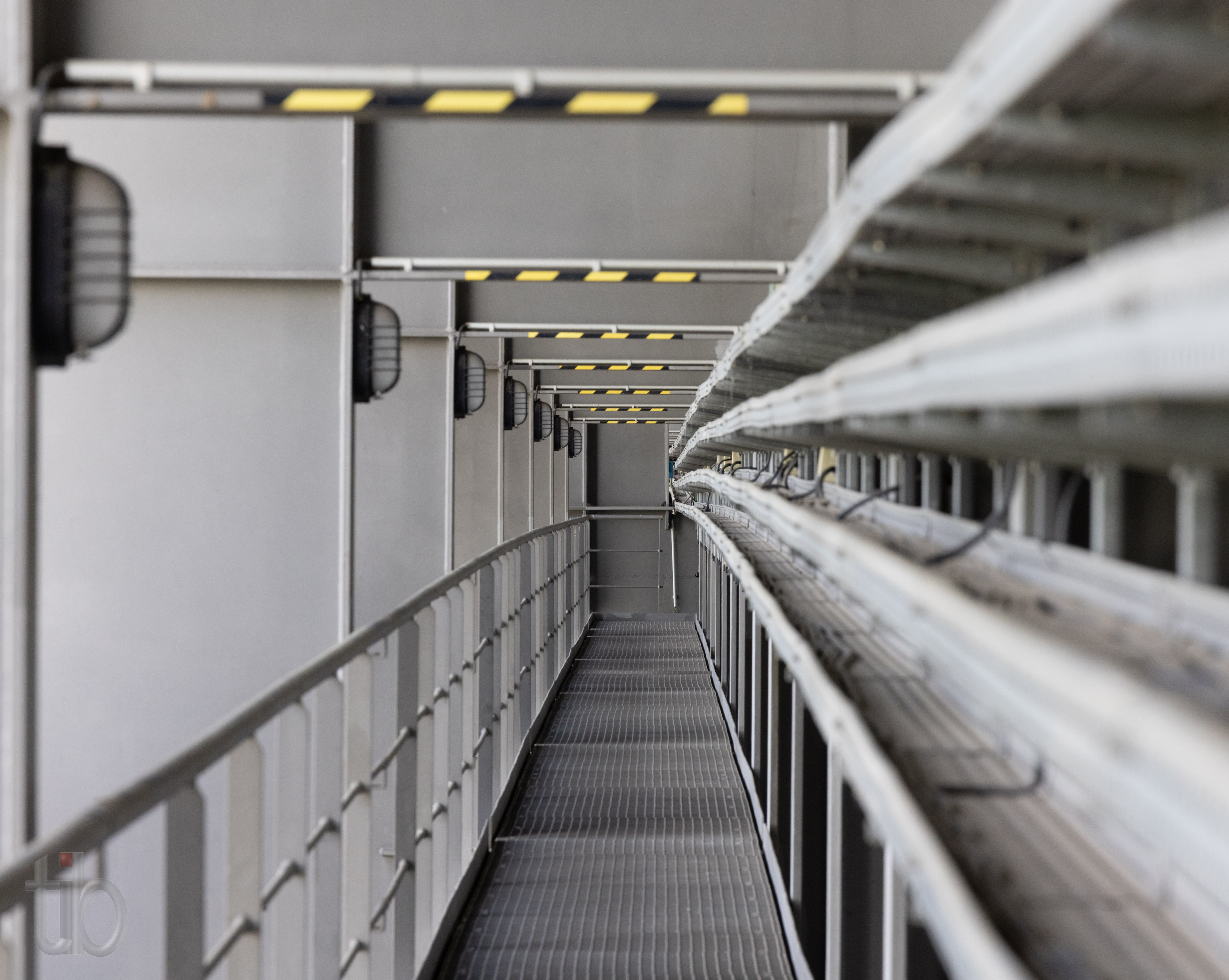 Mit der Brücke überhöhter Außengang der Trogbrücke