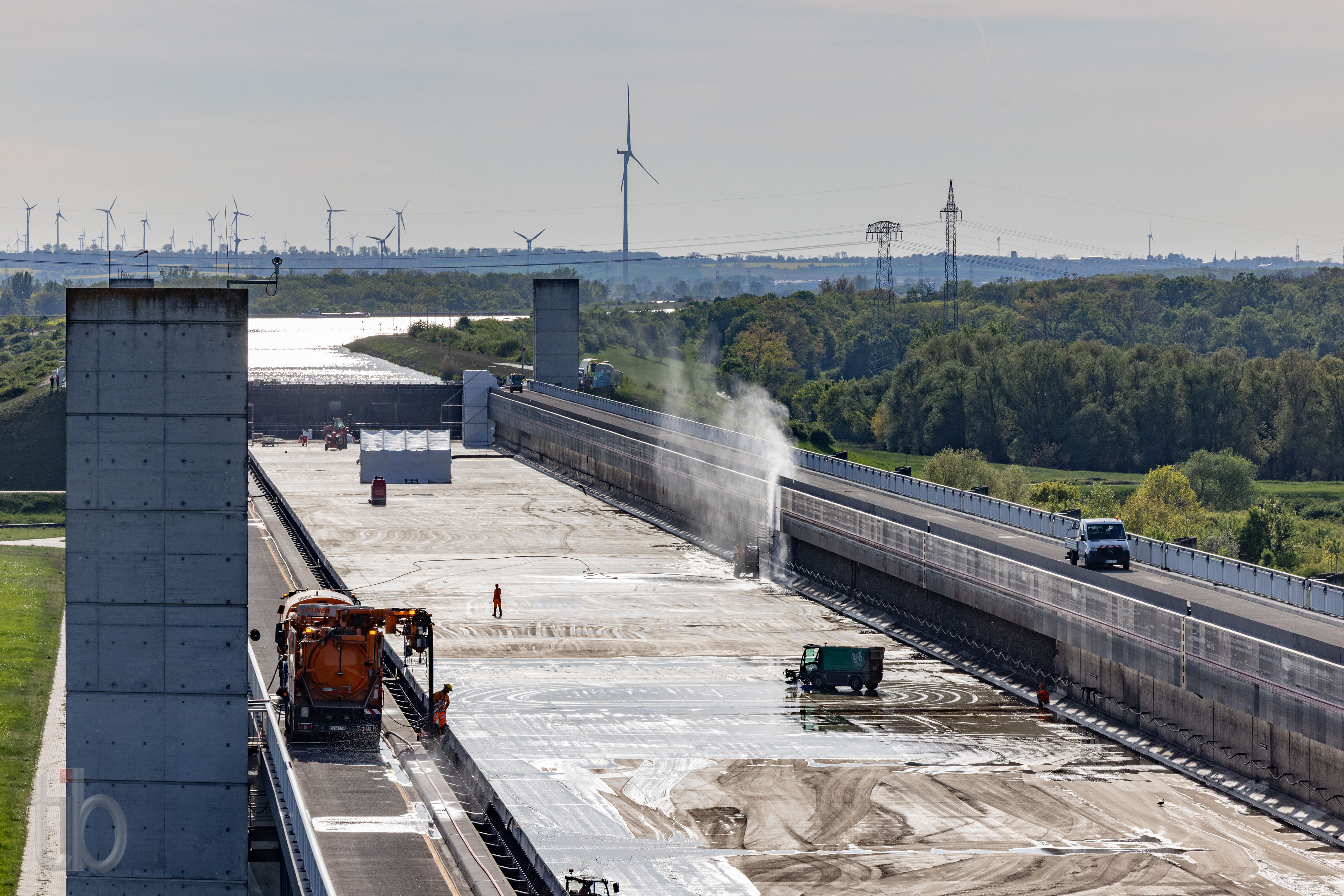 Blick mit dem Tele auf die Arbeiten im leeren Trog
