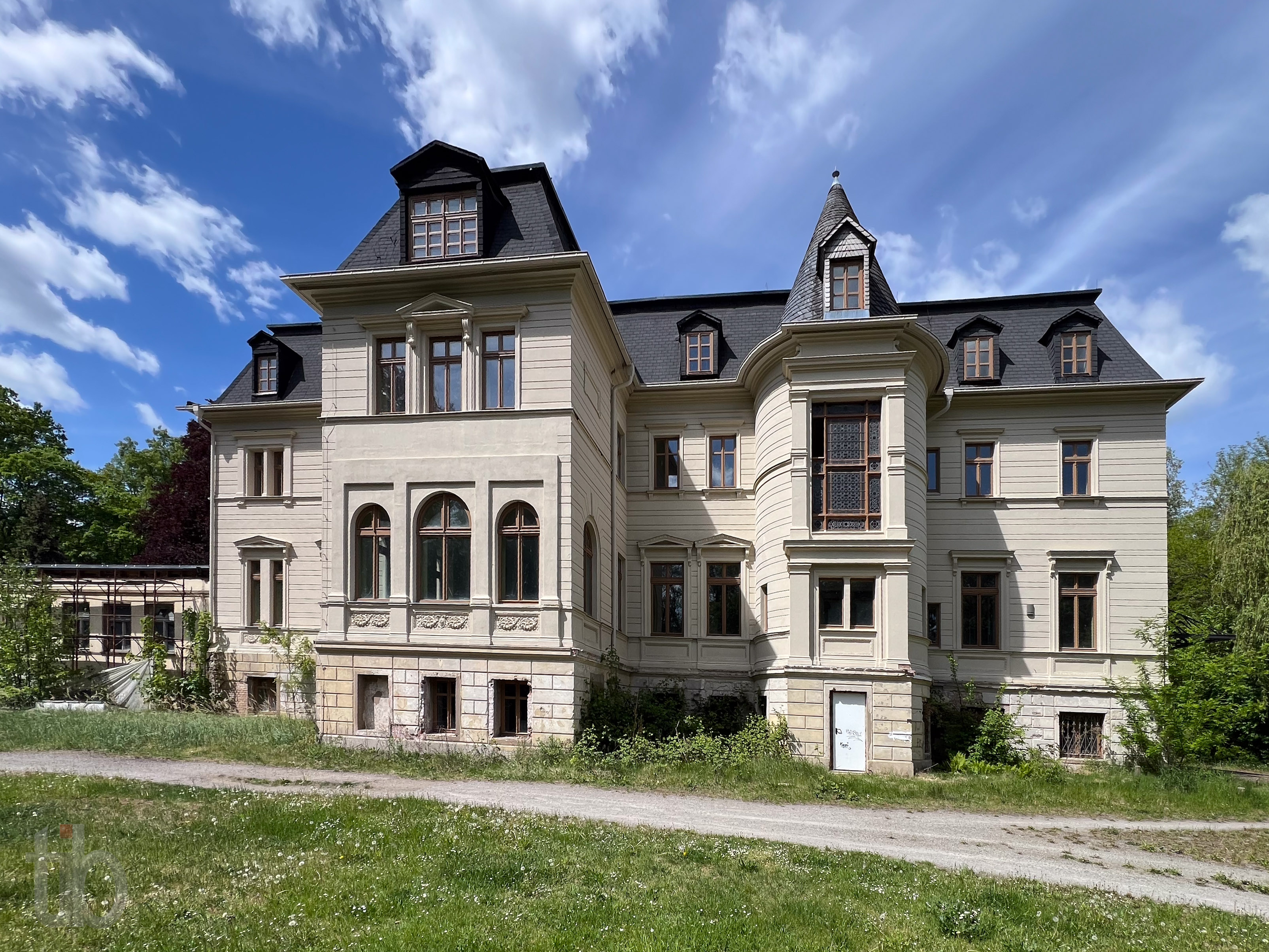 Wohnhaus der Familie Wagenführ, genannt "Altes Schloss". Erbaut 1873/74 unweit des Eisenhüttenwerks (Mitbegründer und Besitzer Franz Wagenführ).