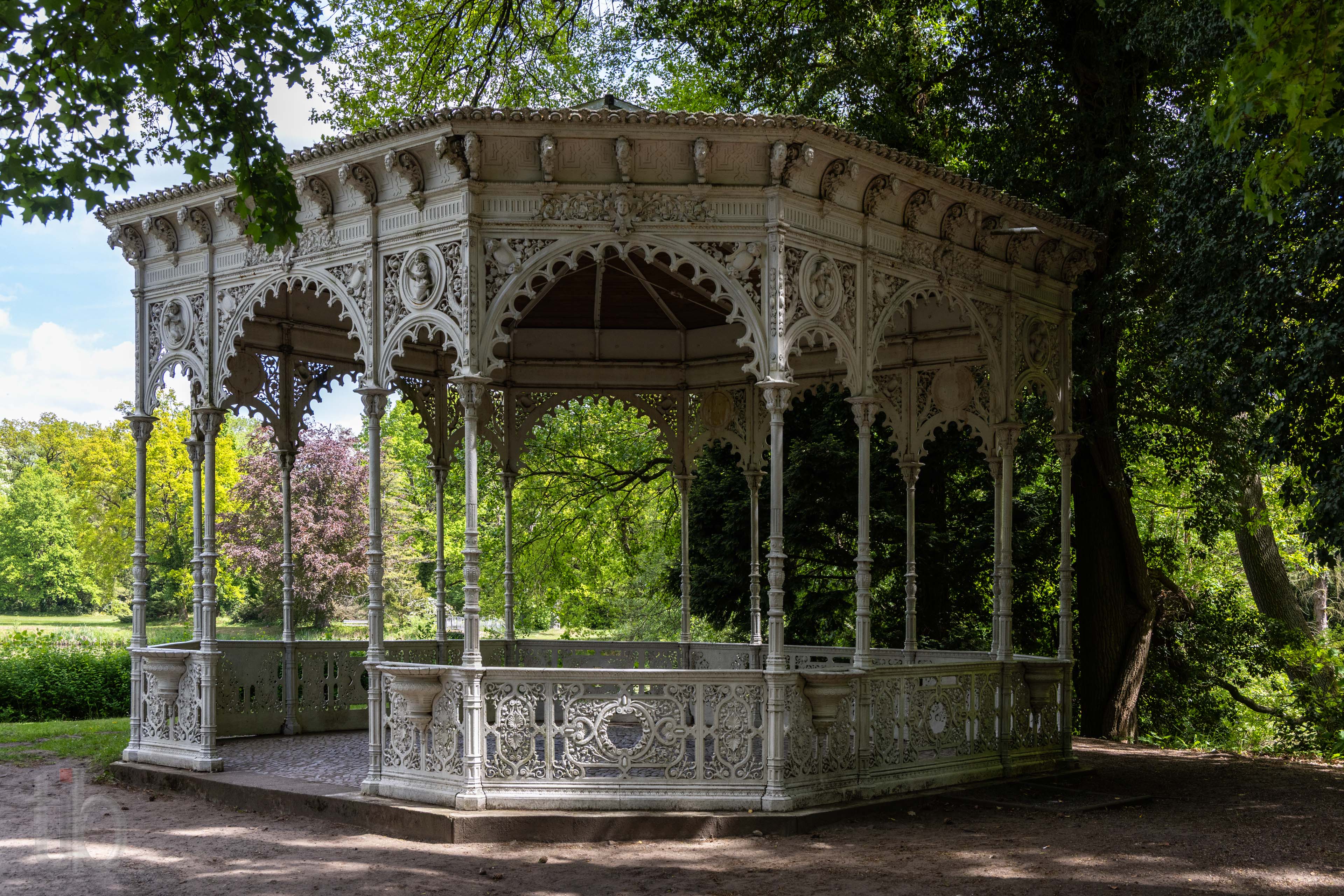 In Tangerhütte hergestellter gusseiserner Pavillon. Wurde 1889 auf der Pariser Weltausstellung gezeigt.