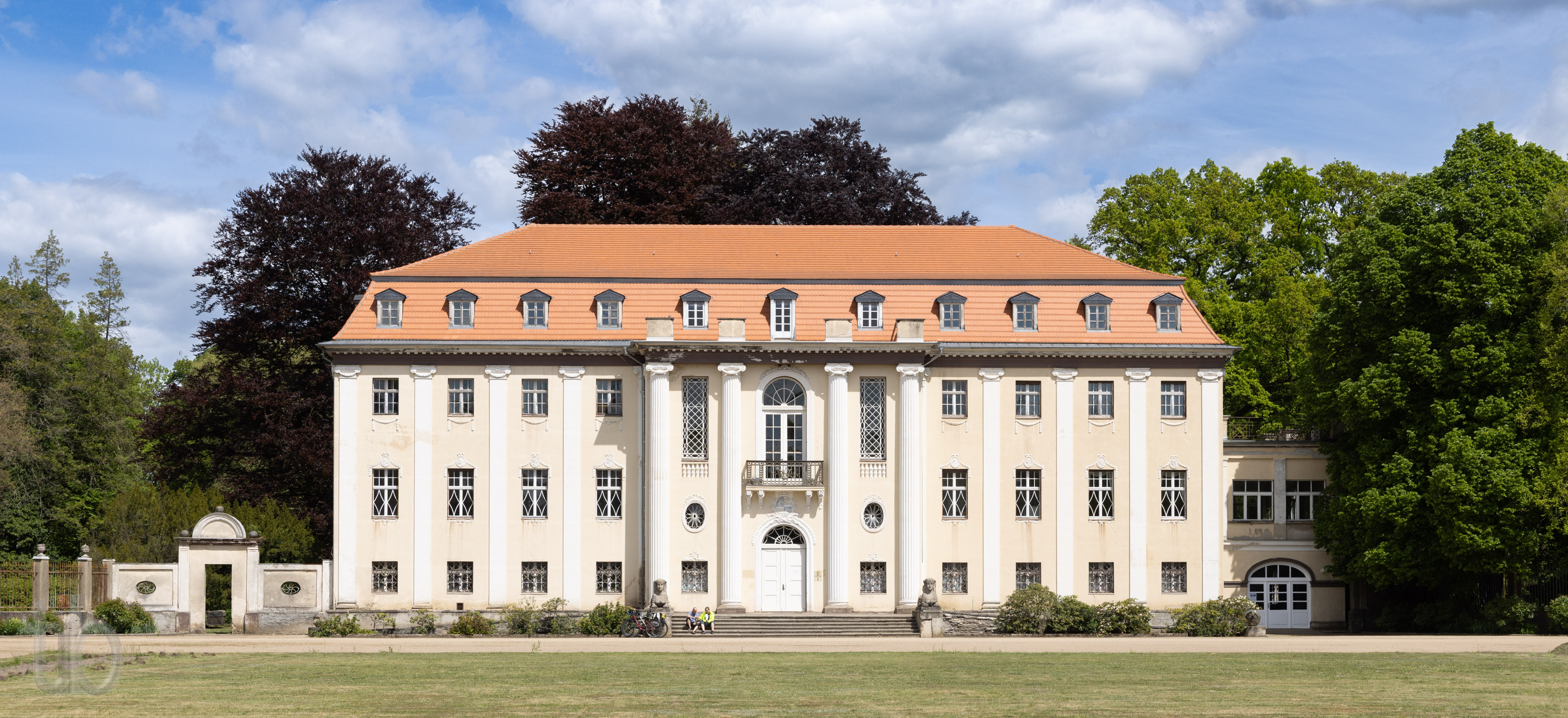 Das Neue Schloss. 1908 - 1911 als Hochzeitsgeschenk für Robert Franz Wagenführ gebaut.