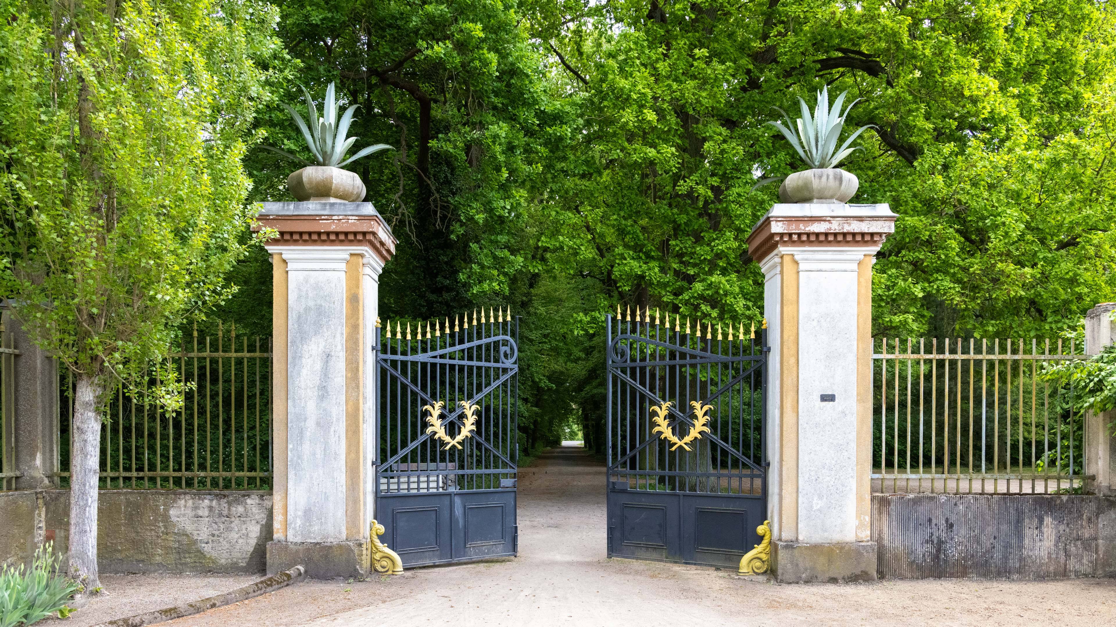 Eingang zum Ehrenhof am Neuen Schloss